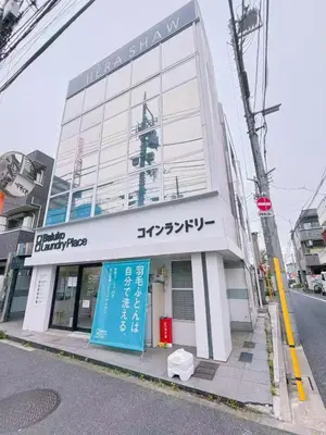 a building with a sign on the side of it at 501, Near Shinjuku, JR Sobu Line, Elevator available, \u65b0\u5bbf\u7ad92\u7ad9\u53ef\u8fbe,\u79cb\u53f6\u539f \u516d\u672c\u6728 \u4e0a\u91ce \u7b51\u5730\u5e02\u573a\u53ef\u76f4\u8fbe,\u6709\u7535\u68af,3\u6761\u5730\u94c1\u53ef\u7528 in Tokyo