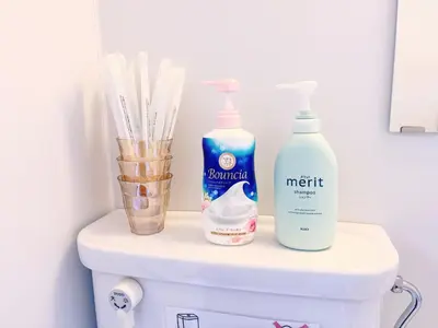 two bottles of soap and toothbrushes on top of a toilet at 501, Near Shinjuku, JR Sobu Line, Elevator available, \u65b0\u5bbf\u7ad92\u7ad9\u53ef\u8fbe,\u79cb\u53f6\u539f \u516d\u672c\u6728 \u4e0a\u91ce \u7b51\u5730\u5e02\u573a\u53ef\u76f4\u8fbe,\u6709\u7535\u68af,3\u6761\u5730\u94c1\u53ef\u7528 in Tokyo