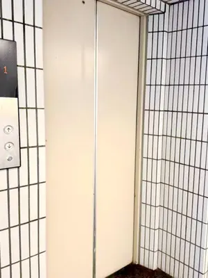 a white door in a room with a tiled wall at 501, Near Shinjuku, JR Sobu Line, Elevator available, \u65b0\u5bbf\u7ad92\u7ad9\u53ef\u8fbe,\u79cb\u53f6\u539f \u516d\u672c\u6728 \u4e0a\u91ce \u7b51\u5730\u5e02\u573a\u53ef\u76f4\u8fbe,\u6709\u7535\u68af,3\u6761\u5730\u94c1\u53ef\u7528 in Tokyo