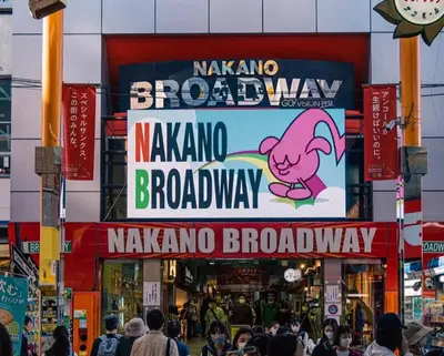 a crowd of people walking in front of a store at 501, Near Shinjuku, JR Sobu Line, Elevator available, \u65b0\u5bbf\u7ad92\u7ad9\u53ef\u8fbe,\u79cb\u53f6\u539f \u516d\u672c\u6728 \u4e0a\u91ce \u7b51\u5730\u5e02\u573a\u53ef\u76f4\u8fbe,\u6709\u7535\u68af,3\u6761\u5730\u94c1\u53ef\u7528 in Tokyo