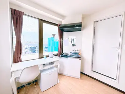 a white kitchen with a desk and a large window at 501, Near Shinjuku, JR Sobu Line, Elevator available, \u65b0\u5bbf\u7ad92\u7ad9\u53ef\u8fbe,\u79cb\u53f6\u539f \u516d\u672c\u6728 \u4e0a\u91ce \u7b51\u5730\u5e02\u573a\u53ef\u76f4\u8fbe,\u6709\u7535\u68af,3\u6761\u5730\u94c1\u53ef\u7528 in Tokyo