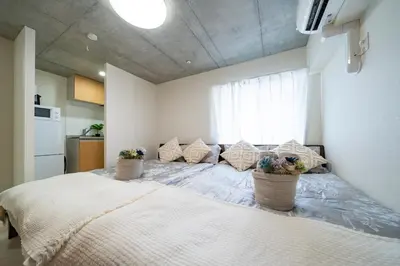 a bedroom with a large bed with flowers on it at \uff48\uff44\uff43\u5927\u585a in Tokyo