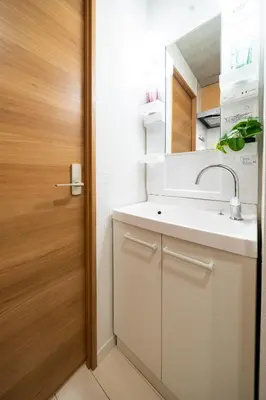 a bathroom with a sink and a mirror at \uff48\uff44\uff43\u5927\u585a in Tokyo