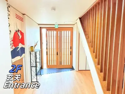 a hallway with a wooden door in a room at \u8c4a\u306e\u5bbf\u30fc\u304a\u82b1\u8336\u5c4b\u30fc140\u5e73\u7c73\u30fc\u99c56\u5206\u30fc\u5bdd\u5ba44\u3064\u30fc\u30c8\u30a4\u30ec3\u3064\u30fc\u30b7\u30e3\u30ef\u30fc\u30eb\u30fc\u30e03\u3064\u30fc\u9ad8\u901fwifi\u30fc\u55ab\u7159\u6240\u6709\u30fc\u6210\u7530\u76f4\u901a in Tokyo