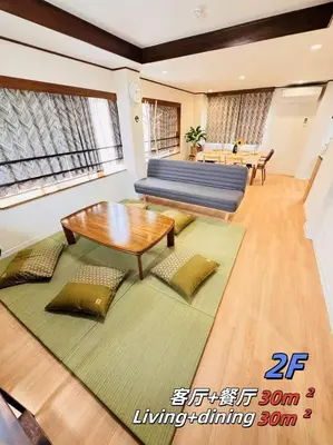 a living room with a couch and a table at \u8c4a\u306e\u5bbf\u30fc\u304a\u82b1\u8336\u5c4b\u30fc140\u5e73\u7c73\u30fc\u99c56\u5206\u30fc\u5bdd\u5ba44\u3064\u30fc\u30c8\u30a4\u30ec3\u3064\u30fc\u30b7\u30e3\u30ef\u30fc\u30eb\u30fc\u30e03\u3064\u30fc\u9ad8\u901fwifi\u30fc\u55ab\u7159\u6240\u6709\u30fc\u6210\u7530\u76f4\u901a in Tokyo