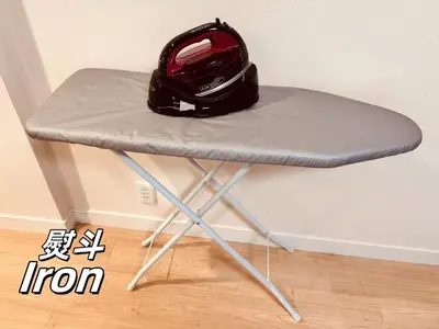 a helmet sitting on top of a table at \u8c4a\u306e\u5bbf\u30fc\u304a\u82b1\u8336\u5c4b\u30fc140\u5e73\u7c73\u30fc\u99c56\u5206\u30fc\u5bdd\u5ba44\u3064\u30fc\u30c8\u30a4\u30ec3\u3064\u30fc\u30b7\u30e3\u30ef\u30fc\u30eb\u30fc\u30e03\u3064\u30fc\u9ad8\u901fwifi\u30fc\u55ab\u7159\u6240\u6709\u30fc\u6210\u7530\u76f4\u901a in Tokyo