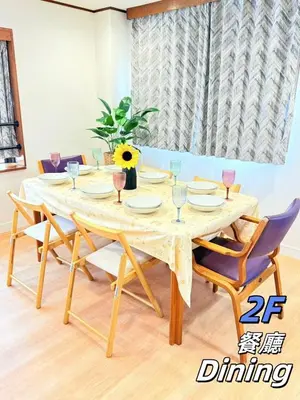 a dining room table with chairs and a white table cloth at \u8c4a\u306e\u5bbf\u30fc\u304a\u82b1\u8336\u5c4b\u30fc140\u5e73\u7c73\u30fc\u99c56\u5206\u30fc\u5bdd\u5ba44\u3064\u30fc\u30c8\u30a4\u30ec3\u3064\u30fc\u30b7\u30e3\u30ef\u30fc\u30eb\u30fc\u30e03\u3064\u30fc\u9ad8\u901fwifi\u30fc\u55ab\u7159\u6240\u6709\u30fc\u6210\u7530\u76f4\u901a in Tokyo