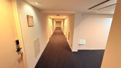 a long hallway with a long hallway at \u30db\u30c6\u30eb\u30b5\u30fc\u30d6\u6e0b\u8c37 in Tokyo