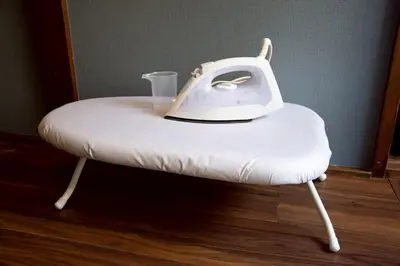 a white iron sitting on top of a stool at M&T stay in Tokyo