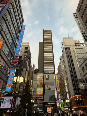 a busy city street with tall buildings at Pr21 \u4e0b\u843d\u5408 in Tokyo