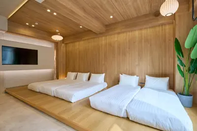 two beds sitting next to each other in a room at STAY ARI Arakicho B in Tokyo