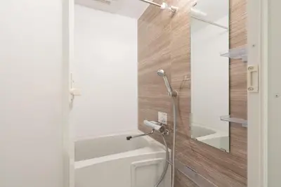 a bathroom with a shower with a glass door at \u30a2\u30fc\u30d9\u30a4\u30f3\u8981\u753a in Tokyo