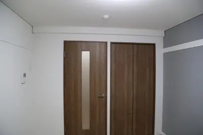 a room with a wooden door and a white ceiling at Pr32 \u4e0b\u843d\u5408 in Tokyo