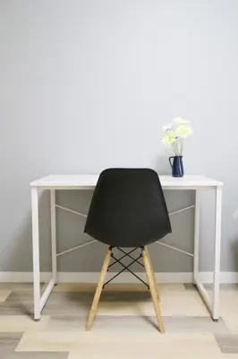 a black chair sitting in front of a white desk at Pr32 \u4e0b\u843d\u5408 in Tokyo