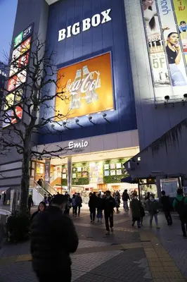 a group of people walking in front of a building at Pr33\u4e0b\u843d\u5408 in Tokyo