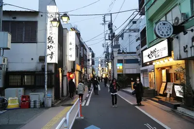 a group of people walking down a city street at Pr33\u4e0b\u843d\u5408 in Tokyo
