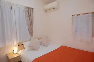 a bedroom with a bed and a window at \u4e0a\u91ce \u79cb\u8449\u539f \u30a8\u30ea\u30a2 5LDK \u30c8\u30a4\u30ec3\u7b87\u6240 \u6d74\u5ba42\u7b87\u6240 \u30ad\u30c3\u30c1\u30f3 \u30c6\u30e9\u30b9\u3042\u308a\u8cb8\u5207\u4e00\u8ed2\u5bb6a in Tokyo