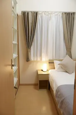 a small bedroom with a bed and a window at \u4e0a\u91ce \u79cb\u8449\u539f \u30a8\u30ea\u30a2 5LDK \u30c8\u30a4\u30ec3\u7b87\u6240 \u6d74\u5ba42\u7b87\u6240 \u30ad\u30c3\u30c1\u30f3 \u30c6\u30e9\u30b9\u3042\u308a\u8cb8\u5207\u4e00\u8ed2\u5bb6a in Tokyo