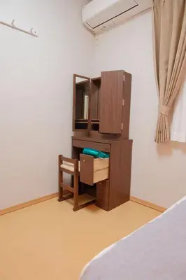 a bedroom with a desk and a mirror and a bed at \u4e0a\u91ce \u79cb\u8449\u539f \u30a8\u30ea\u30a2 5LDK \u30c8\u30a4\u30ec3\u7b87\u6240 \u6d74\u5ba42\u7b87\u6240 \u30ad\u30c3\u30c1\u30f3 \u30c6\u30e9\u30b9\u3042\u308a\u8cb8\u5207\u4e00\u8ed2\u5bb6a in Tokyo