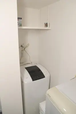 a washer and dryer sitting on top of a washing machine at Pr41\u4e0b\u843d\u5408 in Tokyo