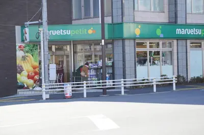 a man standing in front of a grocery store at Pr42\u4e0b\u843d\u5408 in Tokyo
