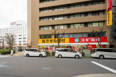three white cars parked in front of a building at \u30b3\u30f3\u30dd\u30b8\u30c3\u30c8\u5927\u68ee in Tokyo