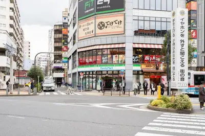 a busy street in a city with buildings at \u30b3\u30f3\u30dd\u30b8\u30c3\u30c8\u5927\u68ee in Tokyo