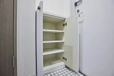 a walk in closet with white shelves and a door at \u30b3\u30b9\u30e2\u30ea\u30fc\u30c9\u5e61\u30f6\u8c37 in Tokyo
