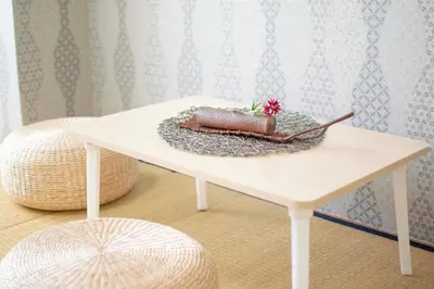 a white table with a flower on top of it at BAi\u304a\u82b1\u8336\u5c4b1\u4e01\u76ee\u30d1\u30fc\u30eb\u30cf\u30a4\u30c4201 in Tokyo