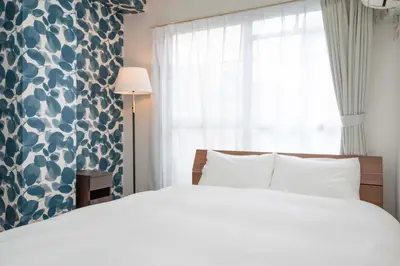 a bedroom with a white bed and a window at BAi\u304a\u82b1\u8336\u5c4b1\u4e01\u76ee\u30d1\u30fc\u30eb\u30cf\u30a4\u30c4201 in Tokyo