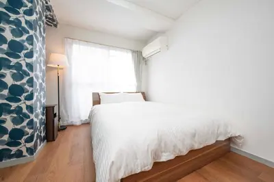 a bedroom with a white bed and a window at BAi\u304a\u82b1\u8336\u5c4b1\u4e01\u76ee\u30d1\u30fc\u30eb\u30cf\u30a4\u30c4201 in Tokyo