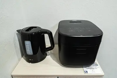 a black toaster sitting on top of a shelf at \u30a2\u30f3\u30c9\u30b9\u30c6\u30a4\u5927\u5cf63\u4e01\u76ee in Tokyo
