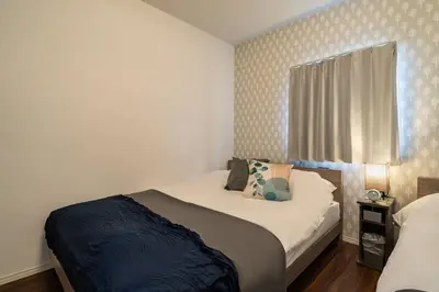 a small bedroom with a bed and a window at \u30a2\u30f3\u30c9\u30b9\u30c6\u30a4\u5927\u5cf63\u4e01\u76ee in Tokyo