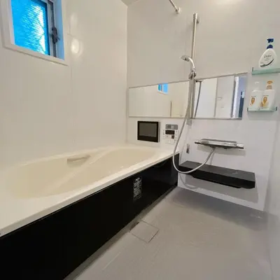a white bathroom with a tub and a sink at \u30a2\u30f3\u30c9\u30b9\u30c6\u30a4\u91ce\u65b92\u4e01\u76ee in Tokyo
