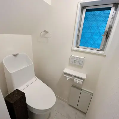 a bathroom with a white toilet and a window at \u30a2\u30f3\u30c9\u30b9\u30c6\u30a4\u91ce\u65b92\u4e01\u76ee in Tokyo