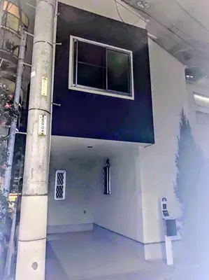 a building with a window on the side of it at \u30a2\u30f3\u30c9\u30b9\u30c6\u30a4\u91ce\u65b92\u4e01\u76ee in Tokyo