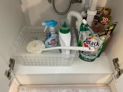 a drawer in a refrigerator with toothbrushes and other bathroom items at BAi\u304a\u82b1\u8336\u5c4b1\u4e01\u76ee\u30d1\u30fc\u30eb\u30cf\u30a4\u30c4202 in Tokyo
