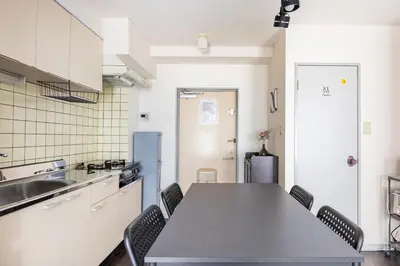 a kitchen with a table and chairs in a room at BAi\u304a\u82b1\u8336\u5c4b1\u4e01\u76ee\u30d1\u30fc\u30eb\u30cf\u30a4\u30c4202 in Tokyo