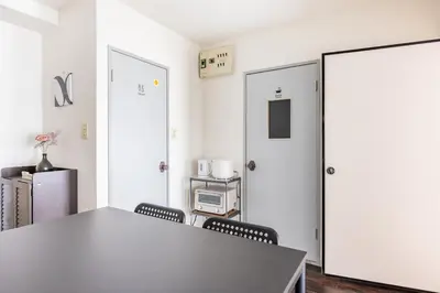 a room with a table and chairs and a door at BAi\u304a\u82b1\u8336\u5c4b1\u4e01\u76ee\u30d1\u30fc\u30eb\u30cf\u30a4\u30c4202 in Tokyo