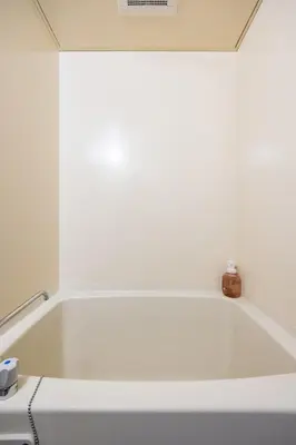 a white bath tub in a white room at BAi\u304a\u82b1\u8336\u5c4b1\u4e01\u76ee\u30d1\u30fc\u30eb\u30cf\u30a4\u30c4202 in Tokyo