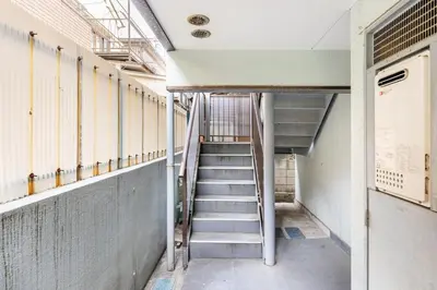 a staircase in a hallway of a building at BAi\u304a\u82b1\u8336\u5c4b1\u4e01\u76ee\u30d1\u30fc\u30eb\u30cf\u30a4\u30c4202 in Tokyo