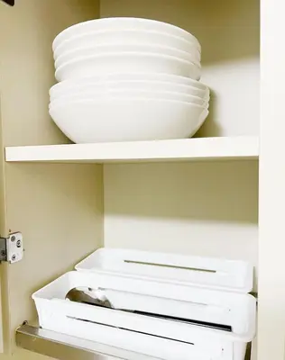 a white plate and a bowl on a shelf at \u685c\u306e\u901a \u4ea4\u901a\u4fbf\u5229 \u6c60\u888b\u5468\u8fba 2-4\u4eba \u6c60\u888b4\u5206\u65b0\u5bbf10\u5206\u6e0b\u8c3714\u5206\u76f4\u901a in Tokyo