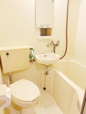a white bathroom with a toilet and a sink at \u685c\u306e\u901a \u4ea4\u901a\u4fbf\u5229 \u6c60\u888b\u5468\u8fba 2-4\u4eba \u6c60\u888b4\u5206\u65b0\u5bbf10\u5206\u6e0b\u8c3714\u5206\u76f4\u901a in Tokyo