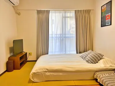 a bedroom with a large bed and a window at \u685c\u306e\u901a \u6c60\u888b\u5468\u8fba \u4ea4\u901a\u4fbf\u5229 \u7573\u5bdd\u5ba4 1-4\u4eba \u6c60\u888b4\u5206\u65b0\u5bbf10\u5206\u6e0b\u8c3714\u5206\u76f4\u901a in Tokyo