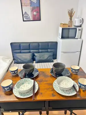 a table with plates and bowls on top of it at \u685c\u306e\u901a \u6c60\u888b\u5468\u8fba \u4ea4\u901a\u4fbf\u5229 \u7573\u5bdd\u5ba4 1-4\u4eba \u6c60\u888b4\u5206\u65b0\u5bbf10\u5206\u6e0b\u8c3714\u5206\u76f4\u901a in Tokyo