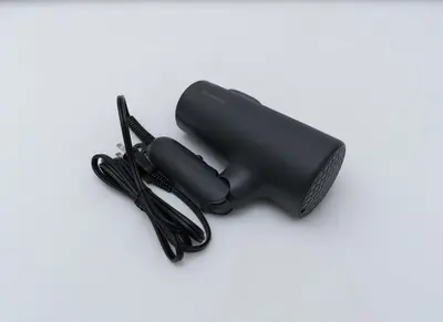 a black blow dryer and two wires on a white background at Nishi Shinjuku City House \u897f\u65b0\u5bbf\u30b7\u30c6\u30a3\u30fc\u30cf\u30a6\u30b9 - \u6771\u4eac\u89b3\u5149\u306b\u4fbf\u5229\u306a\u65b0\u5bbf\u30b9\u30c6\u30a4 in Tokyo