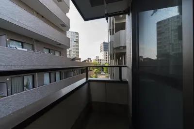 a balcony in a building with a view of a street at Nishi Shinjuku City House \u897f\u65b0\u5bbf\u30b7\u30c6\u30a3\u30fc\u30cf\u30a6\u30b9 - \u6771\u4eac\u89b3\u5149\u306b\u4fbf\u5229\u306a\u65b0\u5bbf\u30b9\u30c6\u30a4 in Tokyo