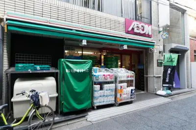 a bike parked in front of a store at Nishi Shinjuku City House \u897f\u65b0\u5bbf\u30b7\u30c6\u30a3\u30fc\u30cf\u30a6\u30b9 - \u6771\u4eac\u89b3\u5149\u306b\u4fbf\u5229\u306a\u65b0\u5bbf\u30b9\u30c6\u30a4 in Tokyo
