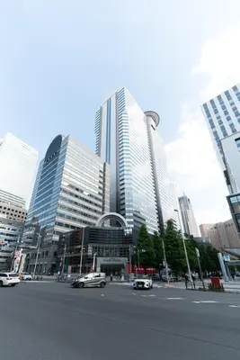 a city street with cars in front of tall buildings at Nishi Shinjuku City House \u897f\u65b0\u5bbf\u30b7\u30c6\u30a3\u30fc\u30cf\u30a6\u30b9 - \u6771\u4eac\u89b3\u5149\u306b\u4fbf\u5229\u306a\u65b0\u5bbf\u30b9\u30c6\u30a4 in Tokyo