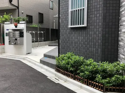 a black brick building with plants on the side of it at 102 \u5c71\u624b\u7ebf\u8fd1\u4e0a\u91ce\u4e00\u7ad9\u6e29\u99a8\u65b0\u516c\u5bd3 in Tokyo